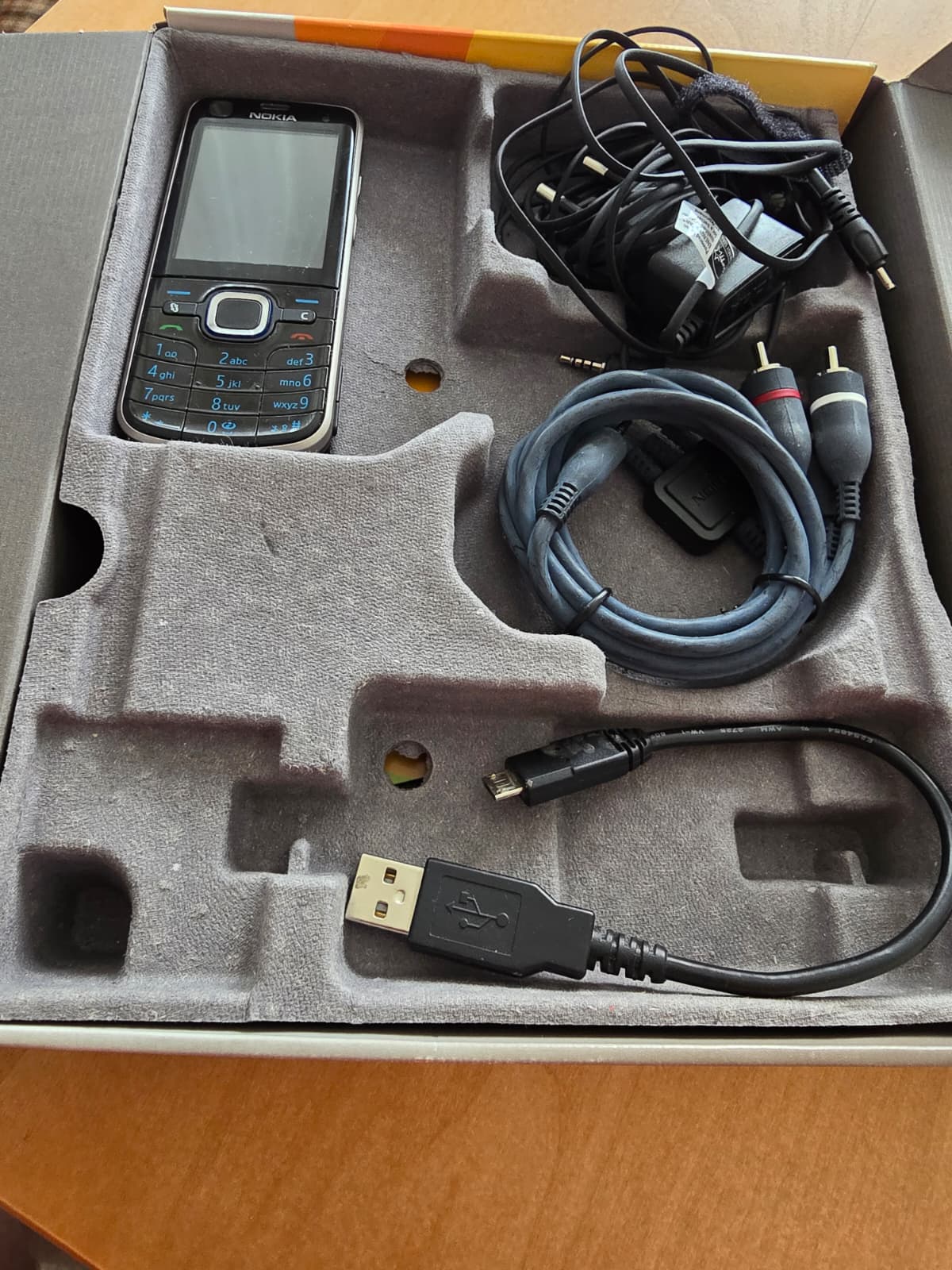 in diesem Foto gibt es ein Nokia handy, Nokia 6220 Classic. damals konnte man als blinder Nutzer solche Handys benutzen, obwohl sie nicht so benutzerfreundlich wie IOS und Android waren.