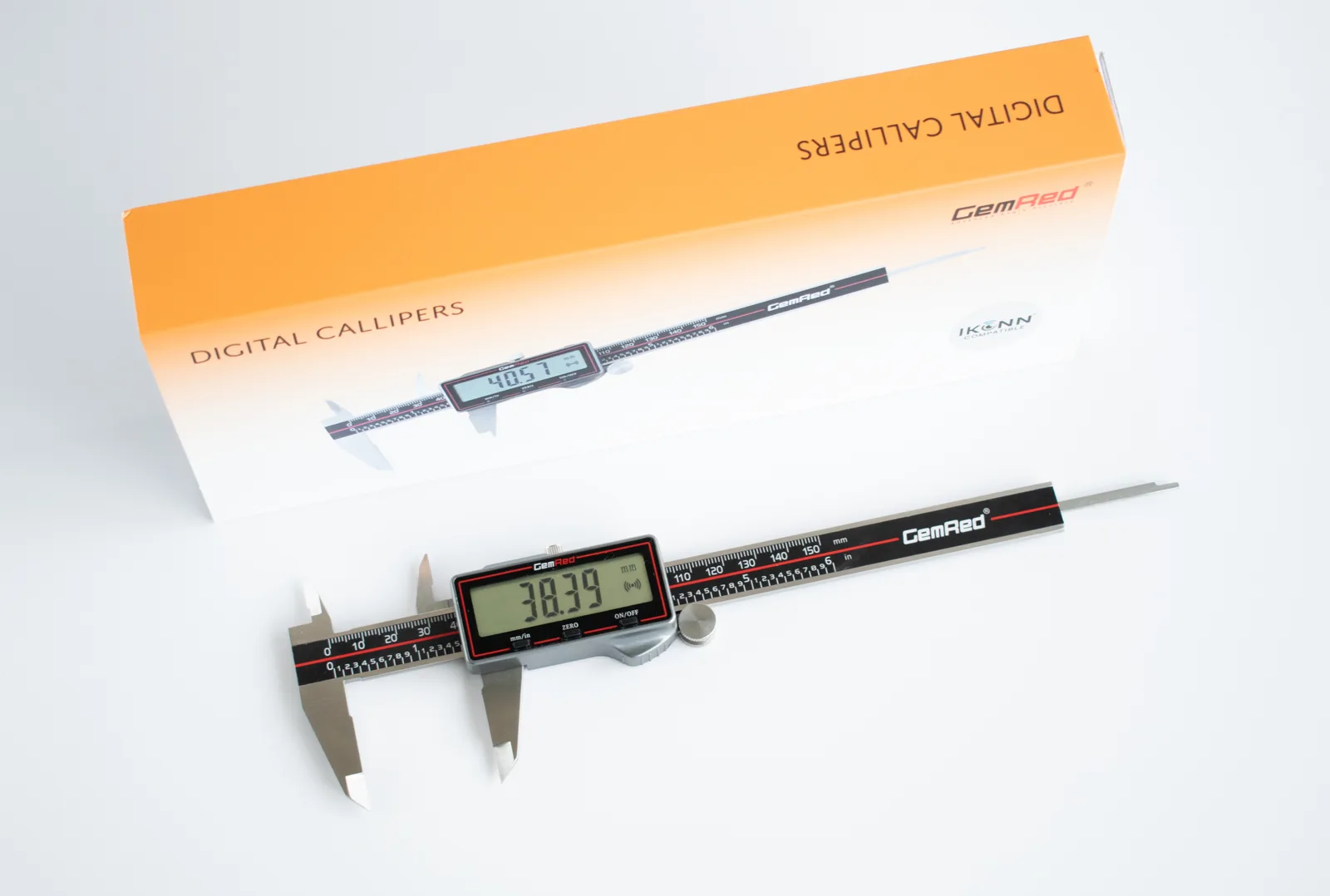 Il calibro CP-1 che segna 38,39 mm davanti alla sua scatola arancione